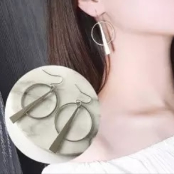 NEW!💙💎MODERN MINIMALIST DROP BAR HOOP💎💙SILVERY - Picture 2 of 6